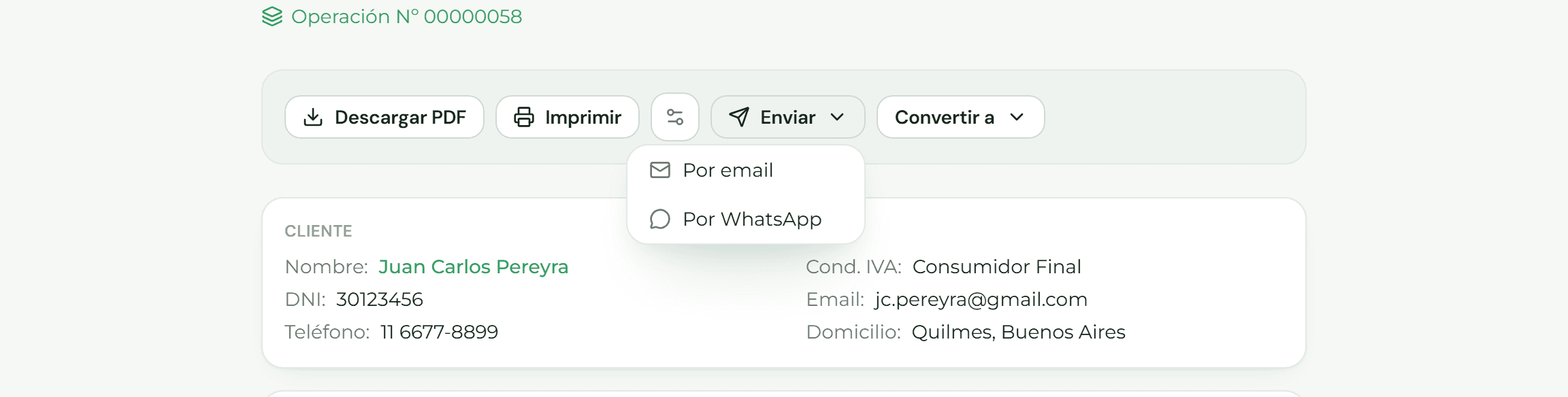 Barra de acciones de una factura con el menú Enviar abierto en Por email y Por WhatsApp